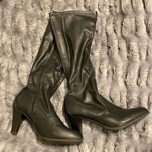 Croft & Barrow, Black heeled boots, Size 9, stretchy fake leather material